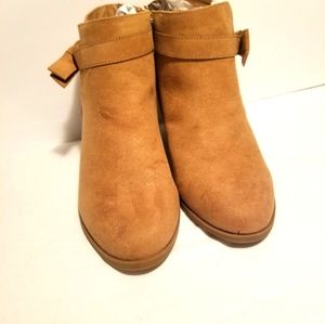 B TAN FS SIDE BOW HL BOOTIE